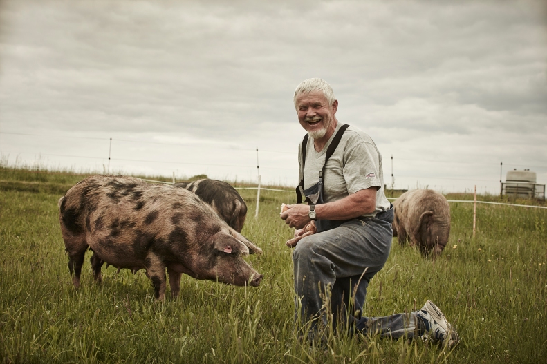 Bio-Landwirt mit Turopolje Schwein_© Le Foodink